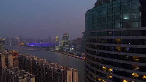 vista del río perla de guangzhou con numerosos apartamentos y edificios de oficinas en un colorido atardecer tardío