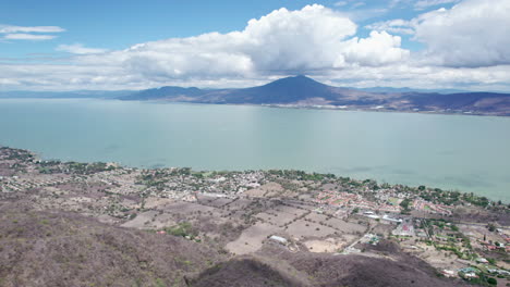 este convincente metraje de avión no tripulado revela un impresionante viaje aéreo desde las montañas a la vasta y serena extensión del lago chapala en jalisco, méxico