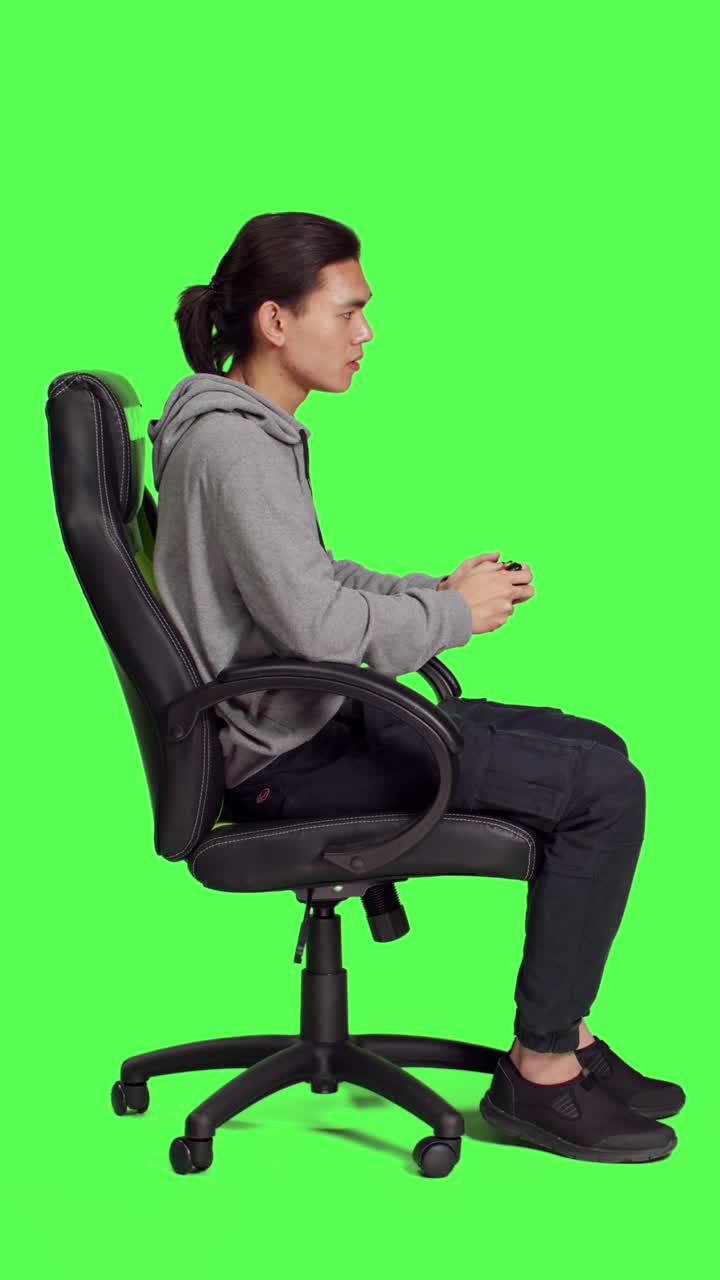 Profilo di giovane gamer che gioca ai videogiochi