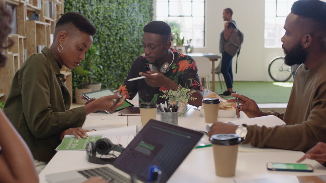 personas de negocios exitosas que se reúnen equipo de diseño gráfico creativo lluvia de ideas de marketing líder del equipo empresario que utiliza tecnología de computadoras tabletas en la oficina estrategia de intercambio de salas de juntas