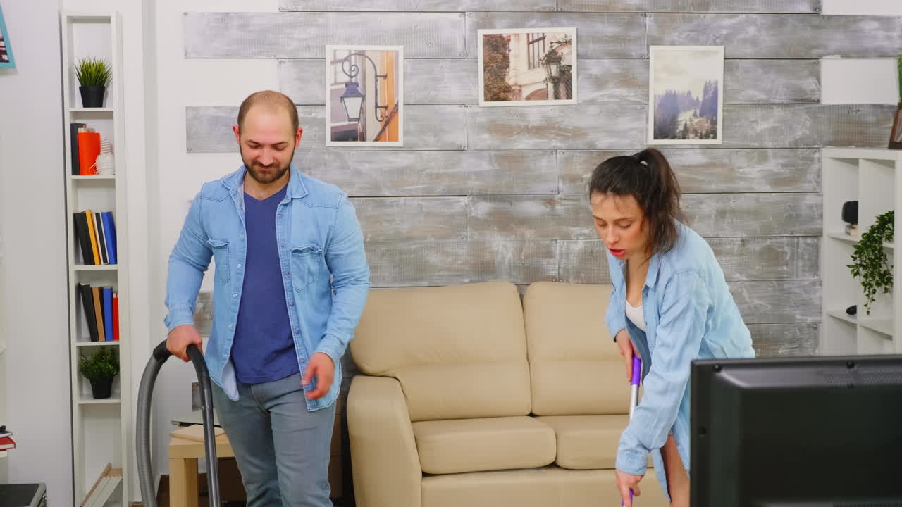 ruta de limpieza para una pareja joven