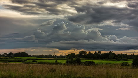 Zeitraffer-Von-Dunklen-Und-Bedrohlichen-Gewitterwolken,-Die-Sich-über-Einer-Wiese-Bilden