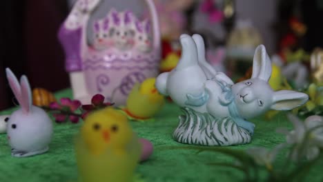 diseño del paisaje de decoración de pascua que contiene huevos de pascua