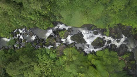 Vista-De-Pájaro-De-Arriba-Hacia-Abajo-De-La-Cascada-De-Sikulikap-Y-El-Arroyo-Del-Río