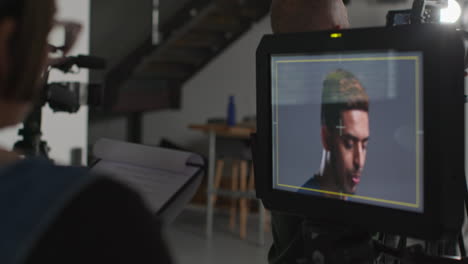 actores con guiones en ensayo rodando una película o video en el estudio con el equipo de filmación y la directora viendo el monitor en segundo plano 2