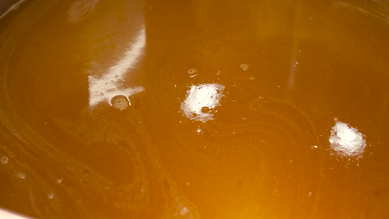 Primo piano di un liquido color ambra