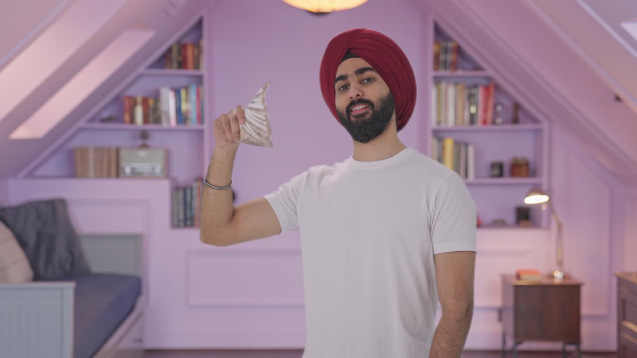 egoísta hombre indio sikh usando el dinero como ventilador