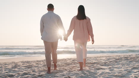 Amor,-Tomados-De-La-Mano-Y-Caminando-Con-Pareja