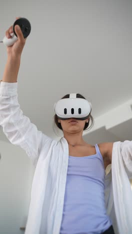 mujer jugando a un juego de realidad virtual