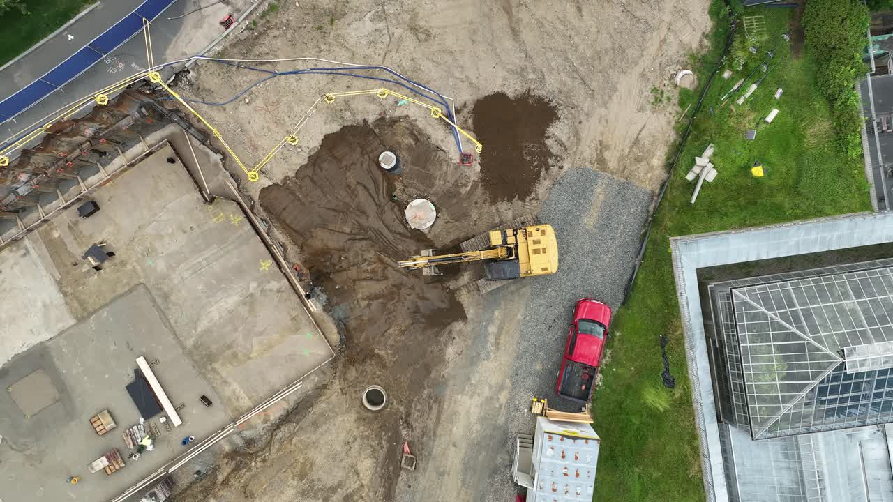 dron de arriba hacia abajo de la excavadora con brazo hidráulico de cuchara larga que elimina la tierra
