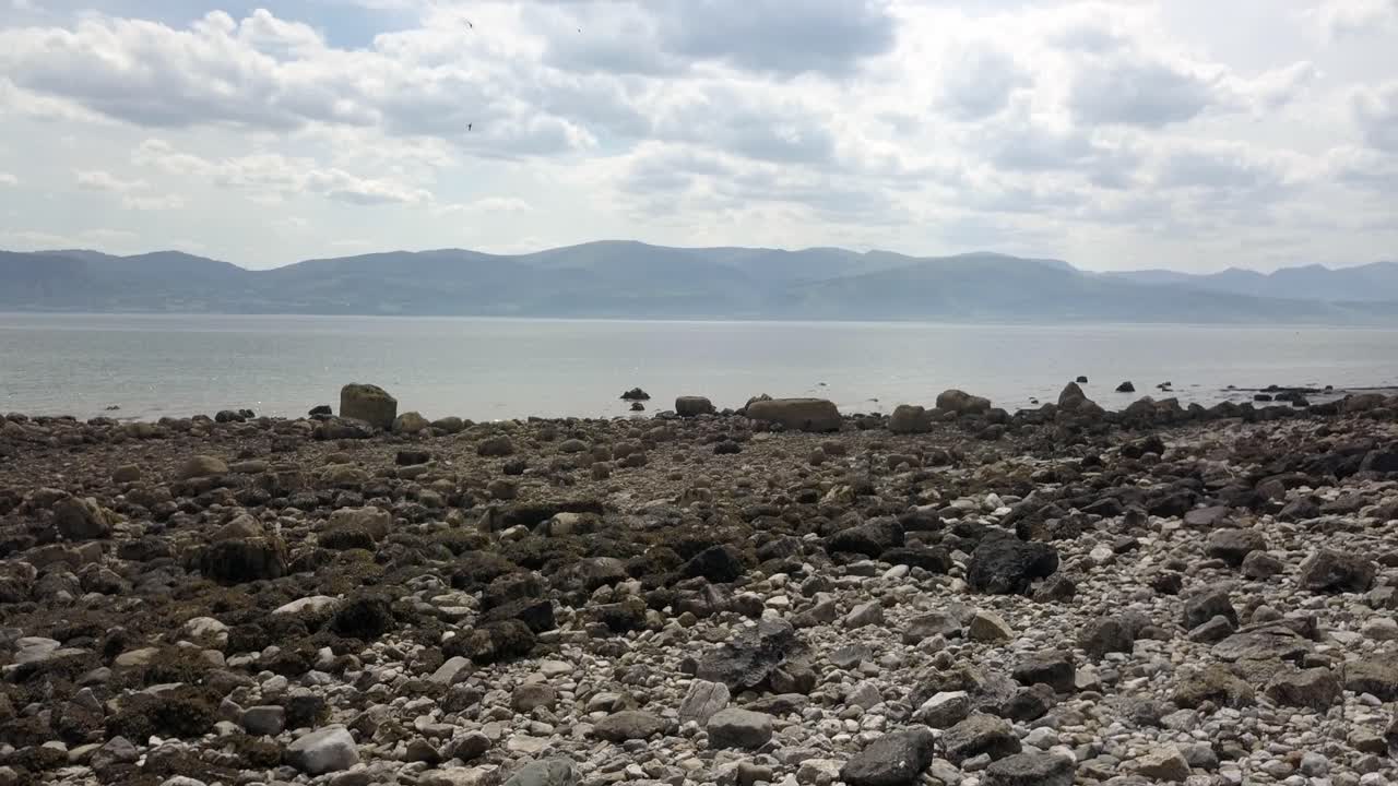 이상한 으스스한 화성 산맥 바위 같은 외계 돌 해변 낮은 천천히 앞으로 자갈 위로