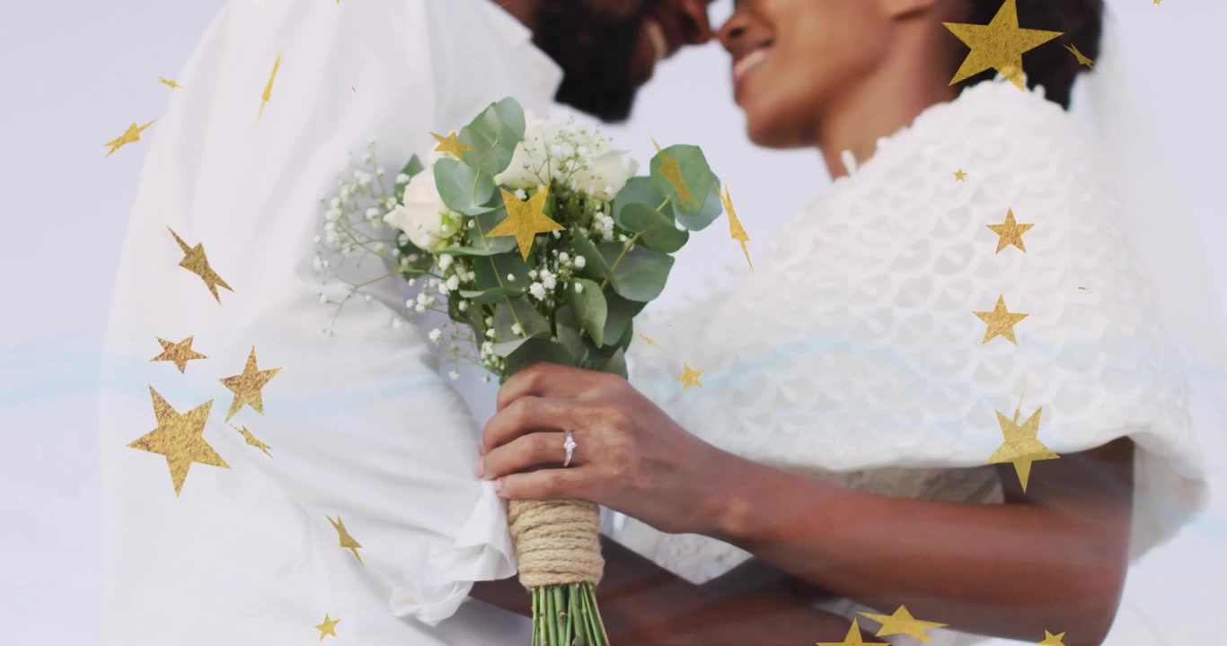 Coppia con un bouquet che celebra l'amore, che si avvicina mentre stelle dorate fluttuano rivelando un anello di fidanzamento.