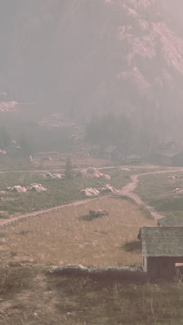 paisaje rural nebuloso con una granja