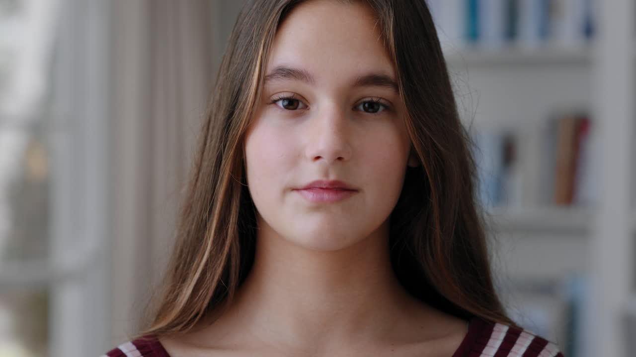 retrato de una hermosa adolescente en casa sonriendo feliz disfrutando de un estilo de vida despreocupado concepto de autoimagen adolescente