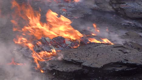 Paletten-Und-Kisten-Brennen-Auf-Dem-Boden,-Während-Feuerwehrleute-Während-Der-Waldbrandkatastrophe-In-Den-Hügeln-In-Der-Nähe-Des-Simi-Valley-In-Südkalifornien-Gegen-Brennende-Strukturen-Kämpfen