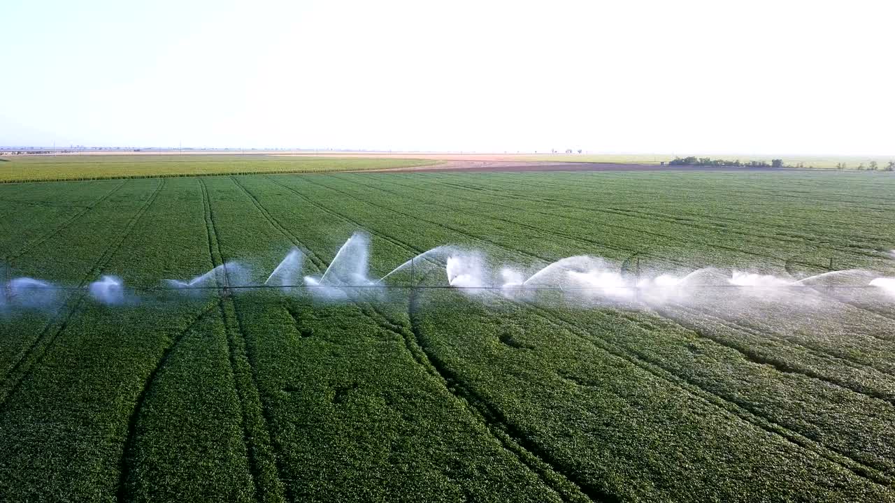 4k aéreo. volar sobre el océano, el mar con reflejo solar. composición de giro
