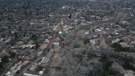 Tiro-Corto-De-Lapso-De-Tiempo-De-Drone-De-Santa-Fe-Nuevo-México-Al-Atardecer