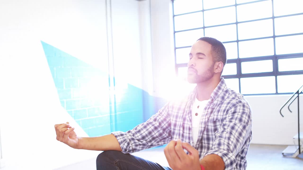 hombre meditando en postura de loto
