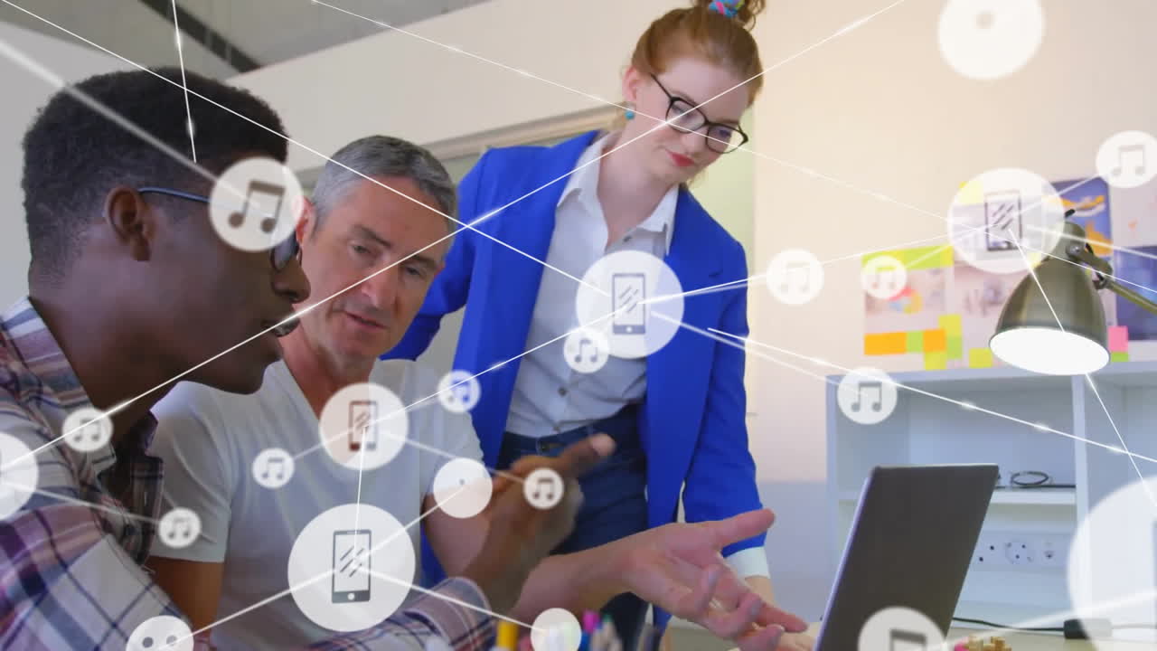 animación de una red de conexiones entre diversas personas de negocios que discuten el trabajo en la oficina