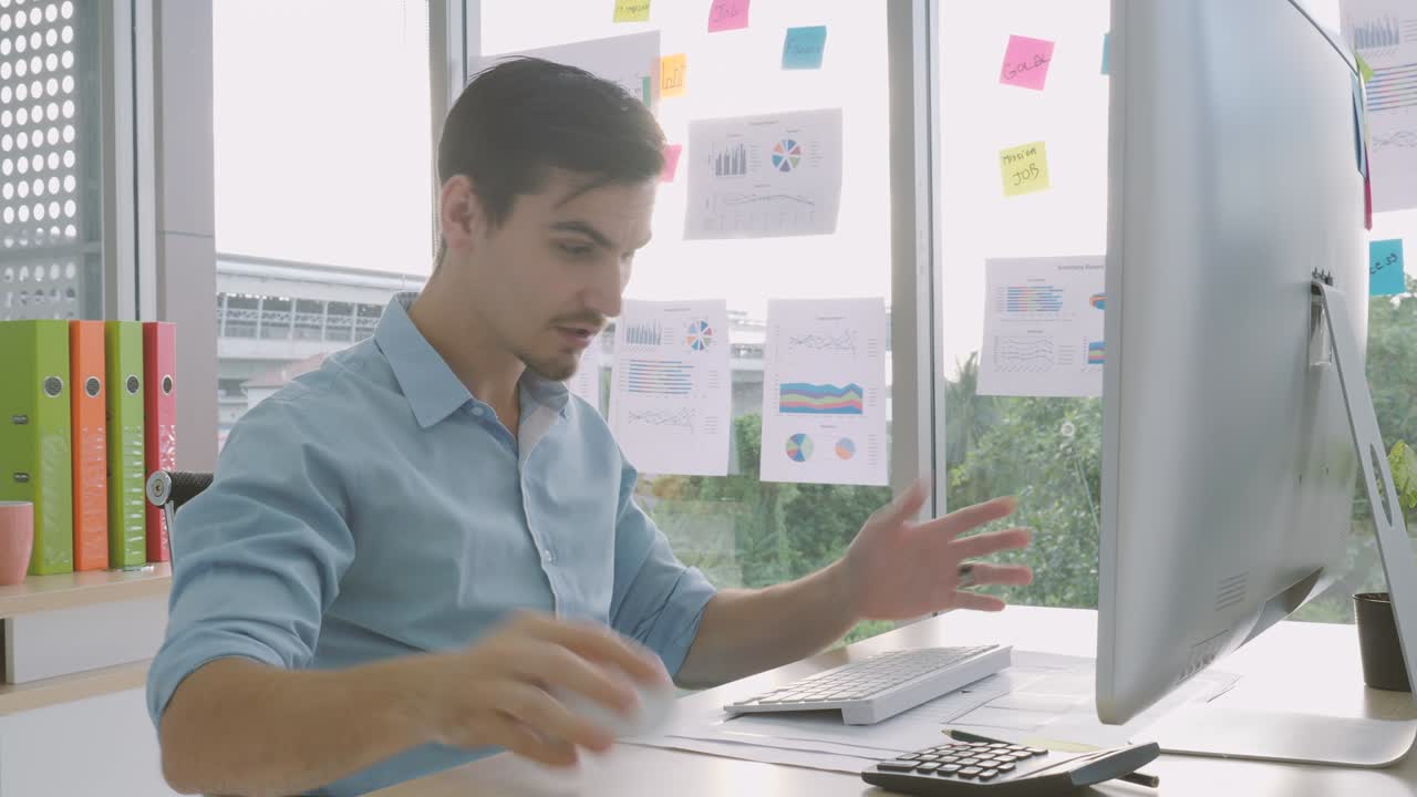 molesto hombre de negocios enojado preocupado por la falla repentina de la computadora, hombre estresado tienen grandes problemas y perdieron perder un gran negocio mientras trabajaba en la computadora en el escritorio en la oficina, los perdedores concepto de decepción