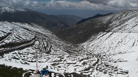 vista aérea de la carretera de kaghan a chillas a través del paso de babusar durante la temporada de nieve en la región del himalaya