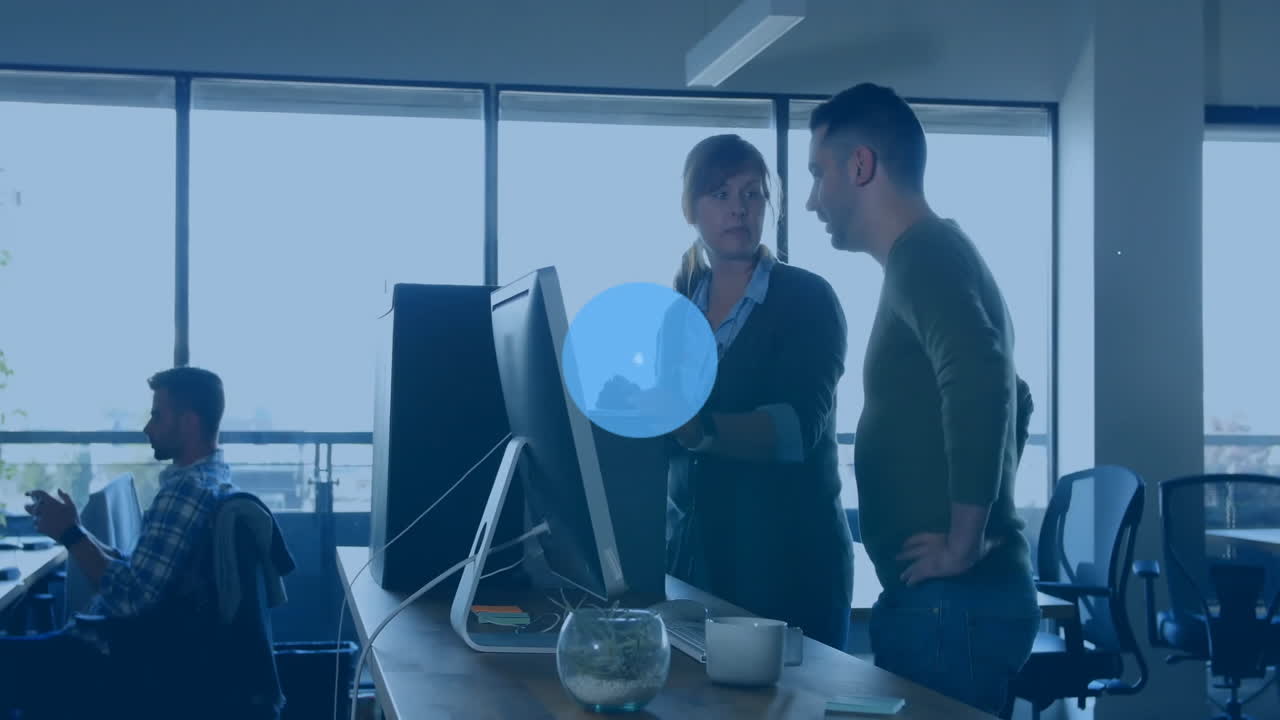 Animación de red de conexiones sobre colegas diversos discutiendo trabajo en la oficina