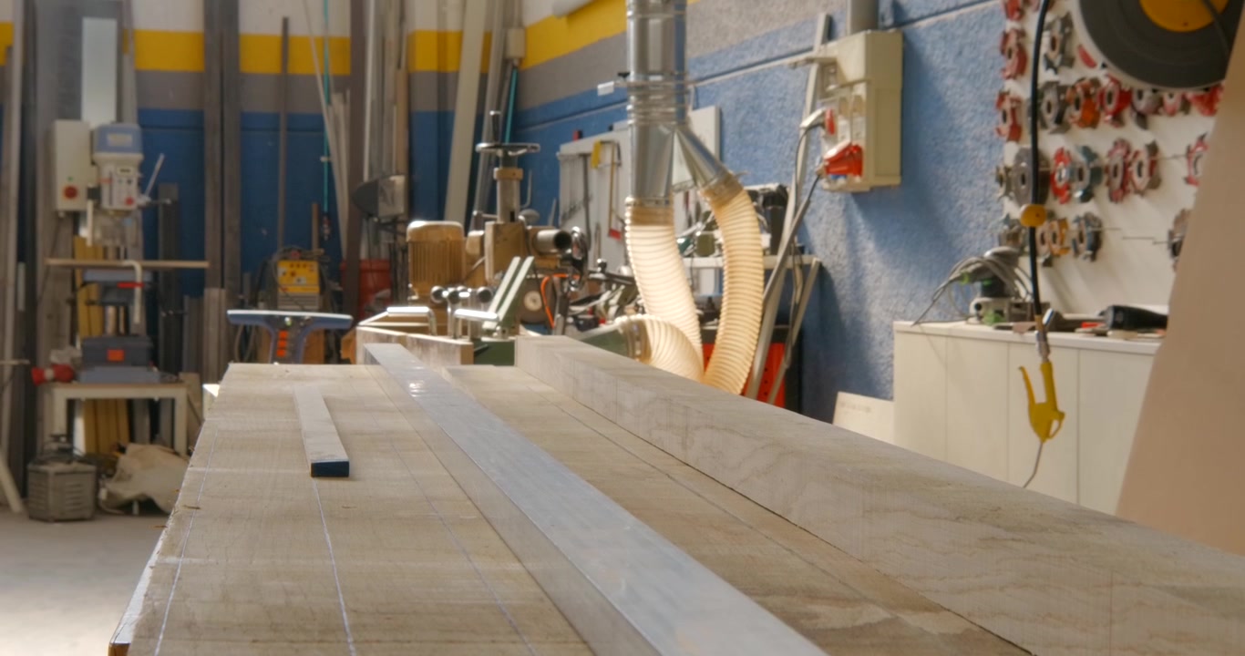 Falegnameria con attrezzi e assi di legno.