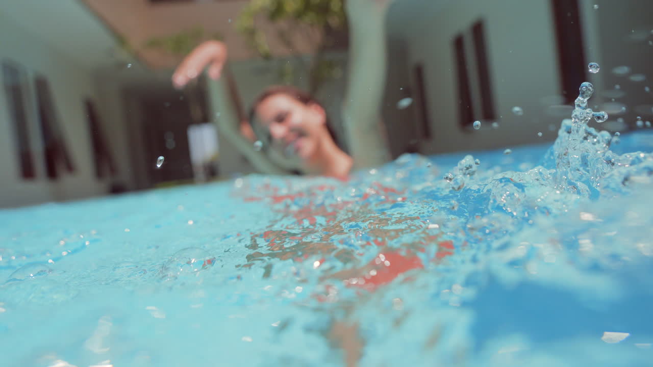 수영장에서 수영하는 사람