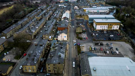 Drohnen-Hyperlapse-Von-Halifax-Rd-In-Der-Kleinen-Stadt-Todmorden-Im-Norden-Mit-Viel-Verkehr-Und-Vielen-Alten-Häusern