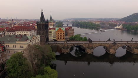 Luftaufnahme-Entlang-Der-Moldau-Im-Sommer-Prag,-Tschechische-Republik