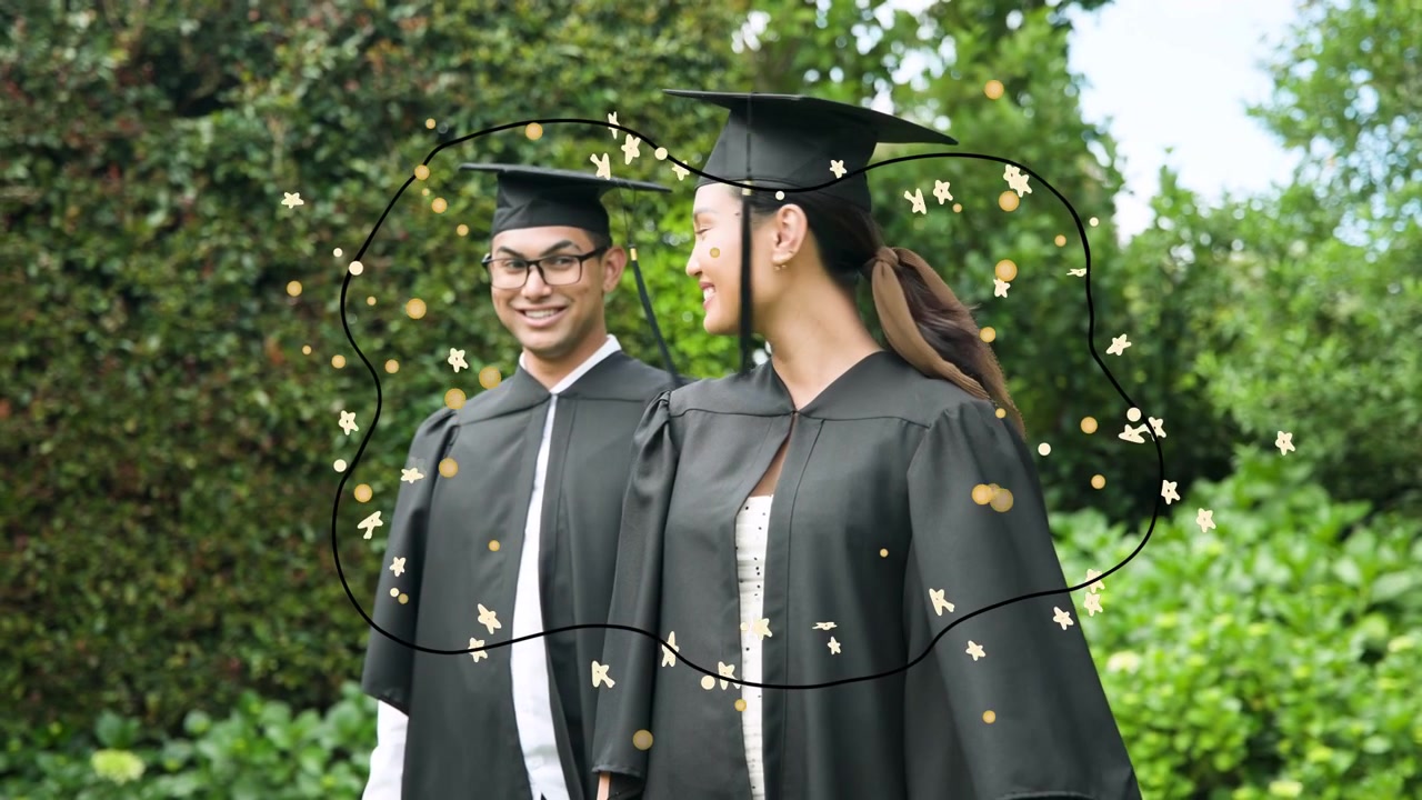 Due laureati, un uomo che parla mentre i coriandoli iniziano a cadere intorno a loro, una donna che sistema la nappa per la laurea.