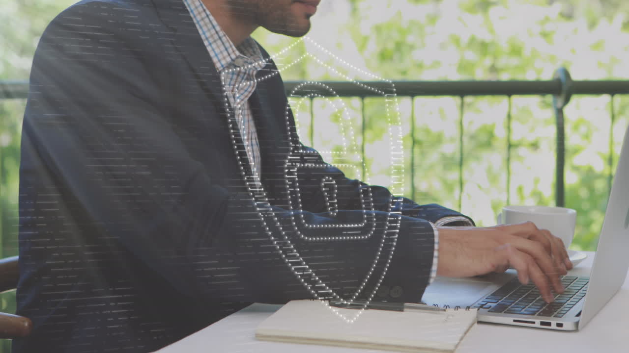 animación de puntos conectados que forman un candado en el escudo, hombre biracial bebiendo café y usando una computadora portátil