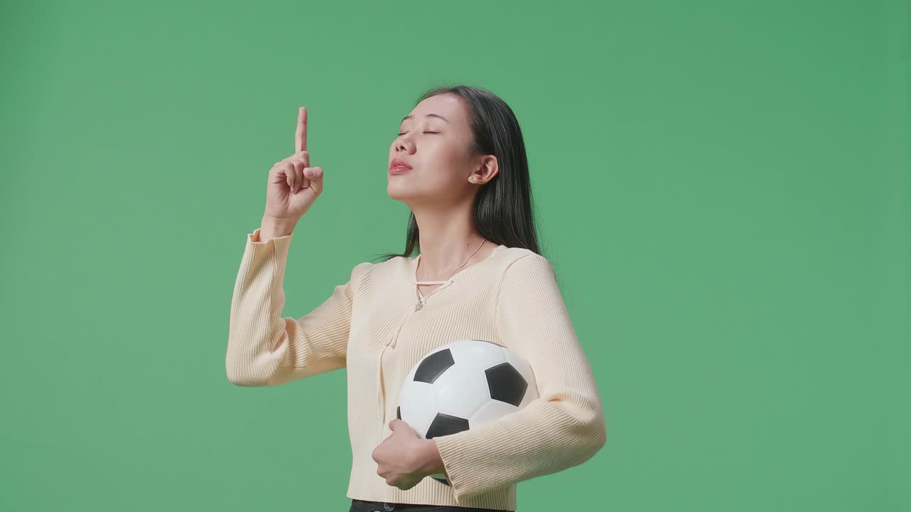 축구공을 들고 있는 여자