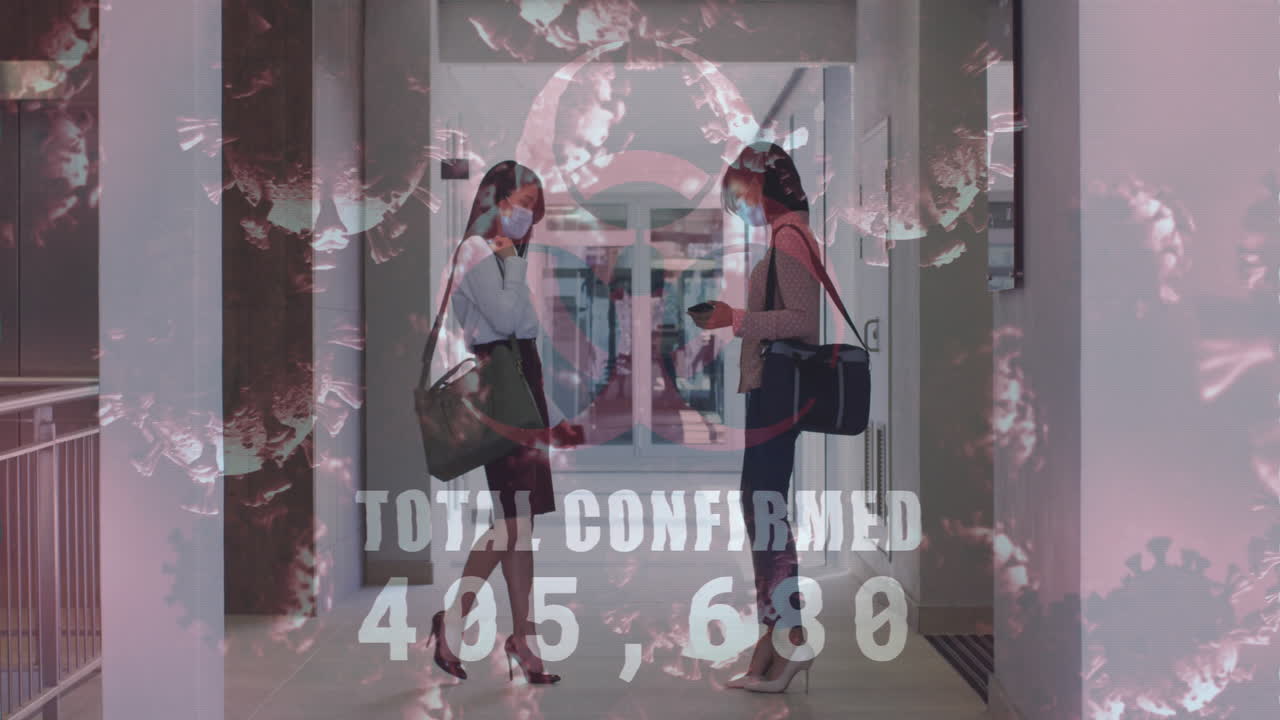 animación de células flotantes de covid-19 con colegas en la oficina saludando con máscaras faciales