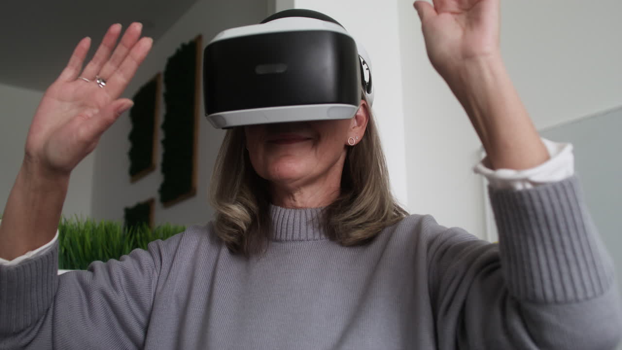 mujer mayor moviendo su cuerpo