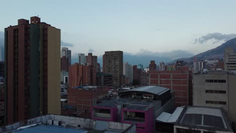 conjunto de edificios en el centro de una ciudad en américa del sur