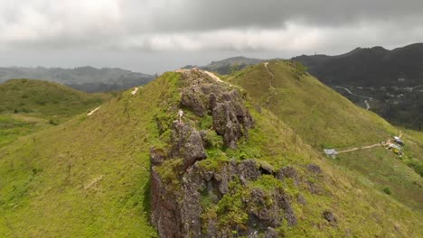 Vista-De-órbita-Aérea-Alrededor-De-Un-Pequeño-Grupo-De-Amigos-En-Un-Pico-De-Roca-En-El-área-Del-Pico-Osma,-Filipinas