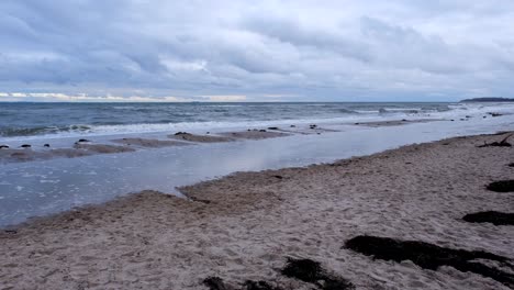 En-La-Playa-Del-Mar-Báltico-Hay-Tormenta-En-Invierno