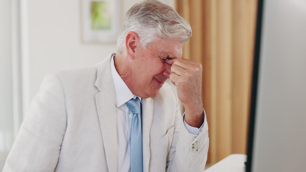 estrés, director ejecutivo o empresario sénior con dolor de cabeza