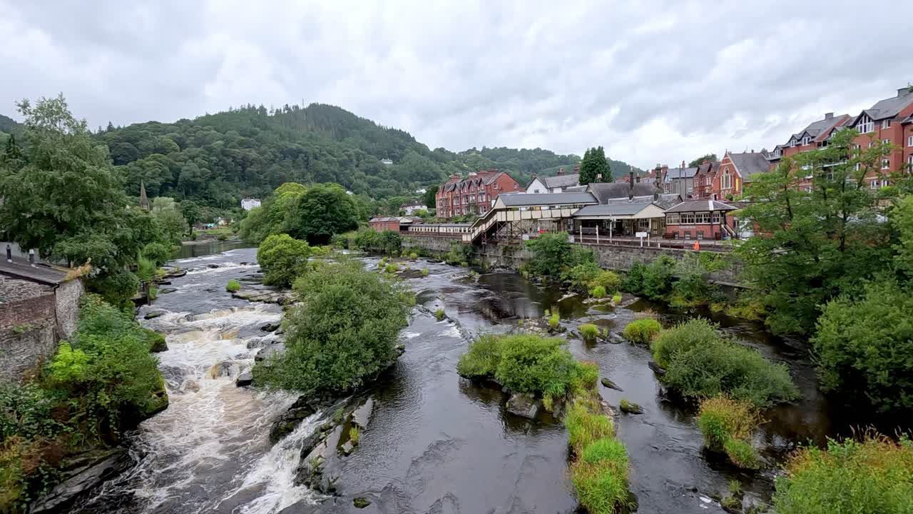 un pintoresco río que fluye a través de llangollen, gales