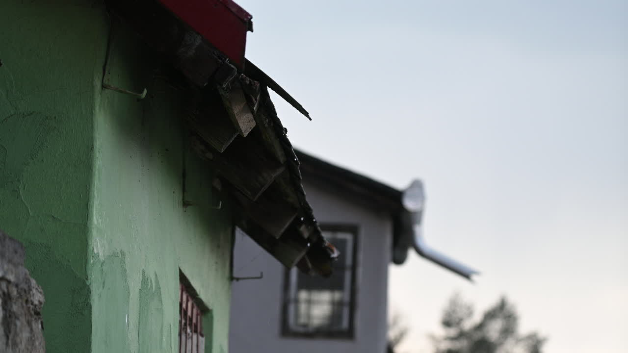 집 지붕 에 비 가 내리고 있다