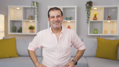 hombre sonriendo a la cámara