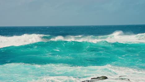 Toma-En-Cámara-Lenta-De-Coloridas-Olas-Del-Océano-Turquesa