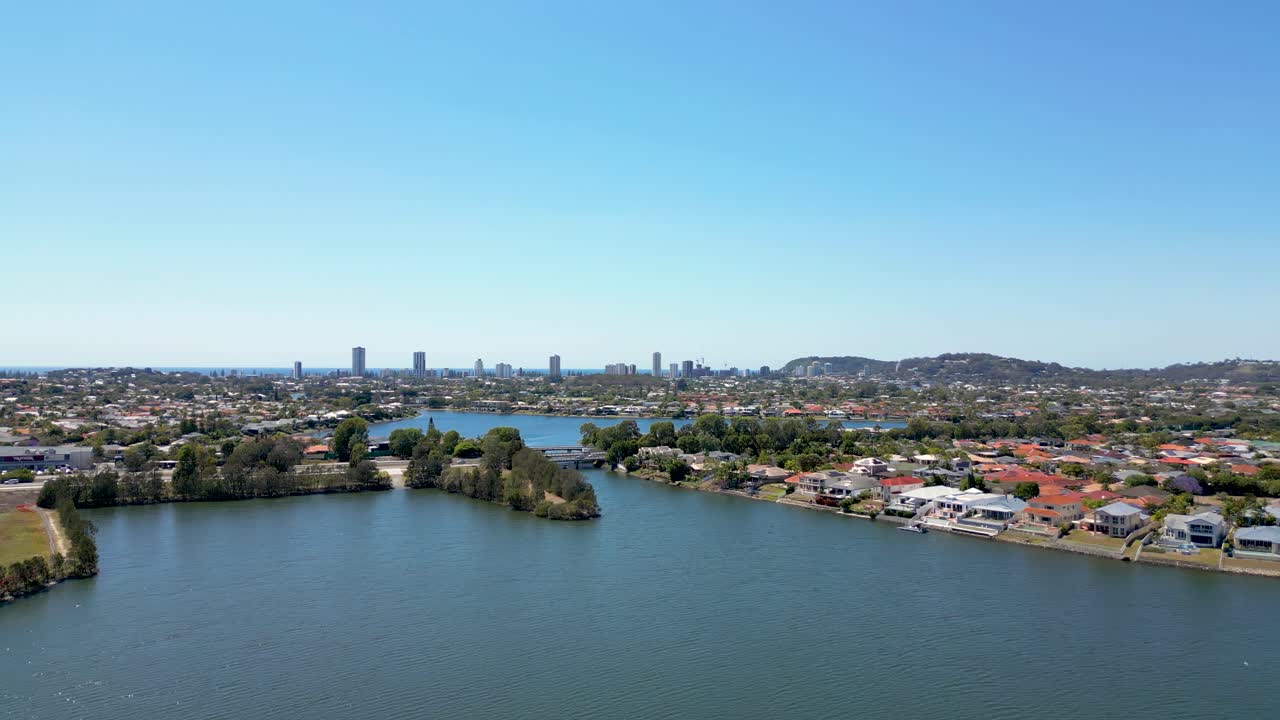 오스트레일리아 즐랜드의 골드 코스트에 있는 버리 레이크 (varsity lakes) 에 있는 오어 호수를 가로질러 남쪽으로 향하고 있다.