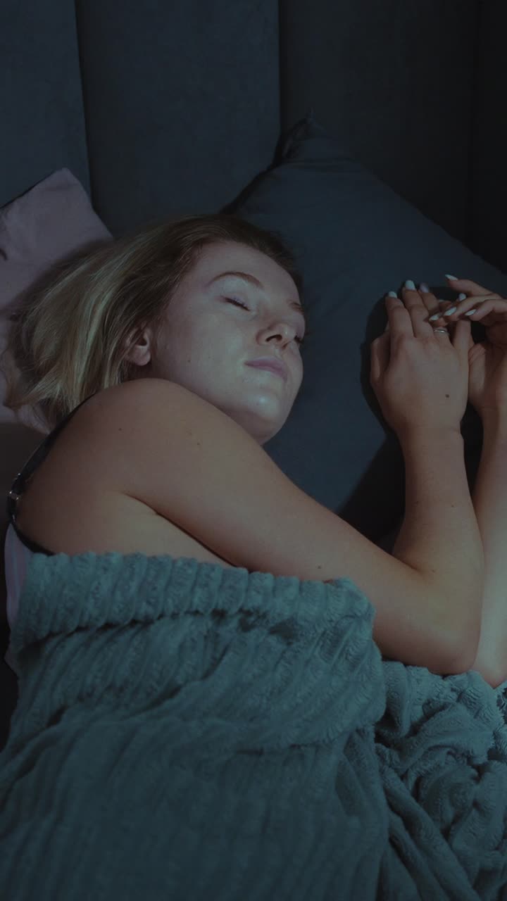 mujer durmiendo en la cama