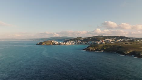 Impresionantes-Vistas-Del-Suburbio-En-Malpica-Cerca-De-La-Costa-Atlántica-En-Galicia,-España