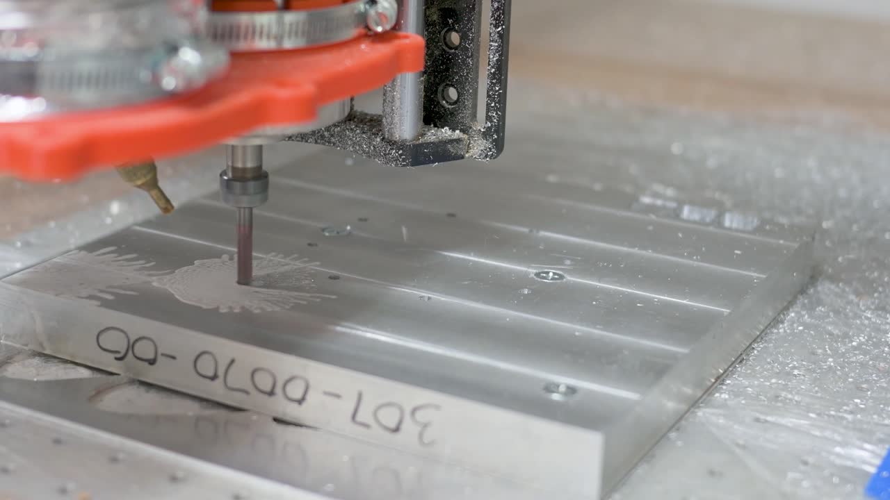 cnc 기계는 알루미 블록을 새기고 있습니다.