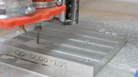 Máquina-CNC-Que-Graba-Un-Bloque-De-Aluminio.