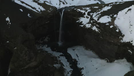 vista aérea inclinada desde la nevada cascada de seljalandsfoss, noche de invierno en islandia