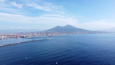 el majestuoso volcán vesubio en la costa italiana y el paisaje urbano de nápoles